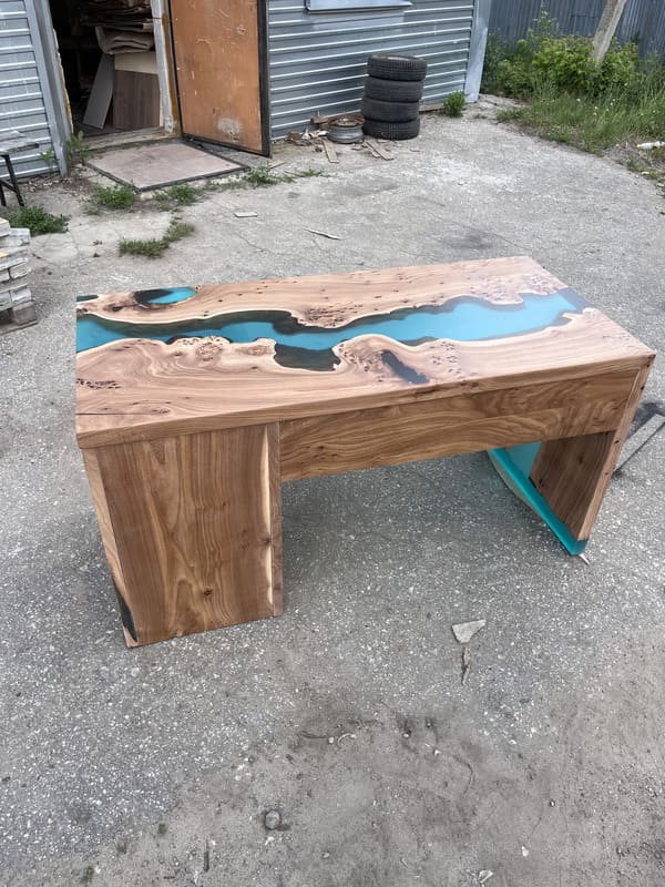 Письменный стол с водопадом из эпоксидной смолы